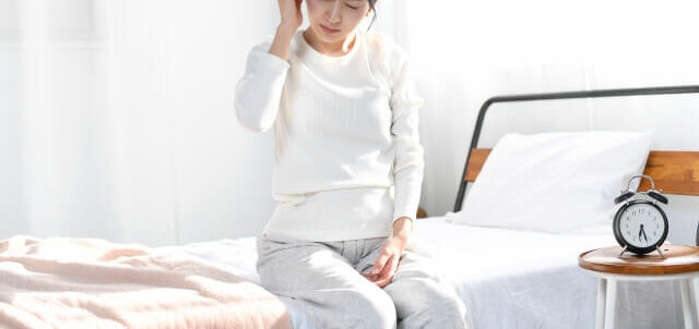 めまいを感じる女性